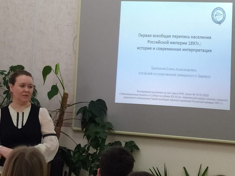 «На острие науки»: Е.А. Брюханова прочитала лекции для школьников