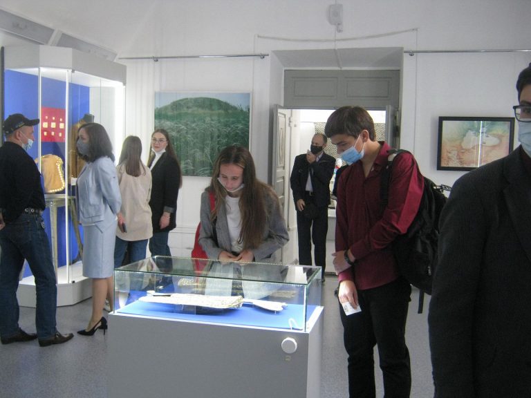 Студенты-музеологи на выставке «Золото донских степей»
