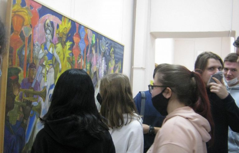 Студенты-музеологи на лектории Государственного художественного музея Алтайского края