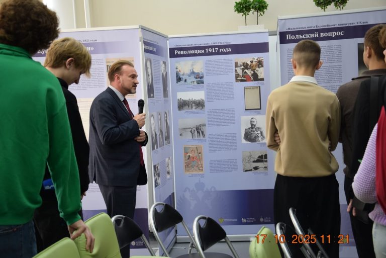 В Барнауле открылась выставка о защите суверенитета России