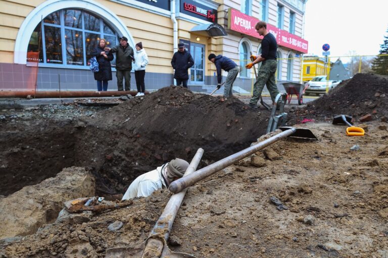 Раскопки деревянного сруба на Демидовской площади